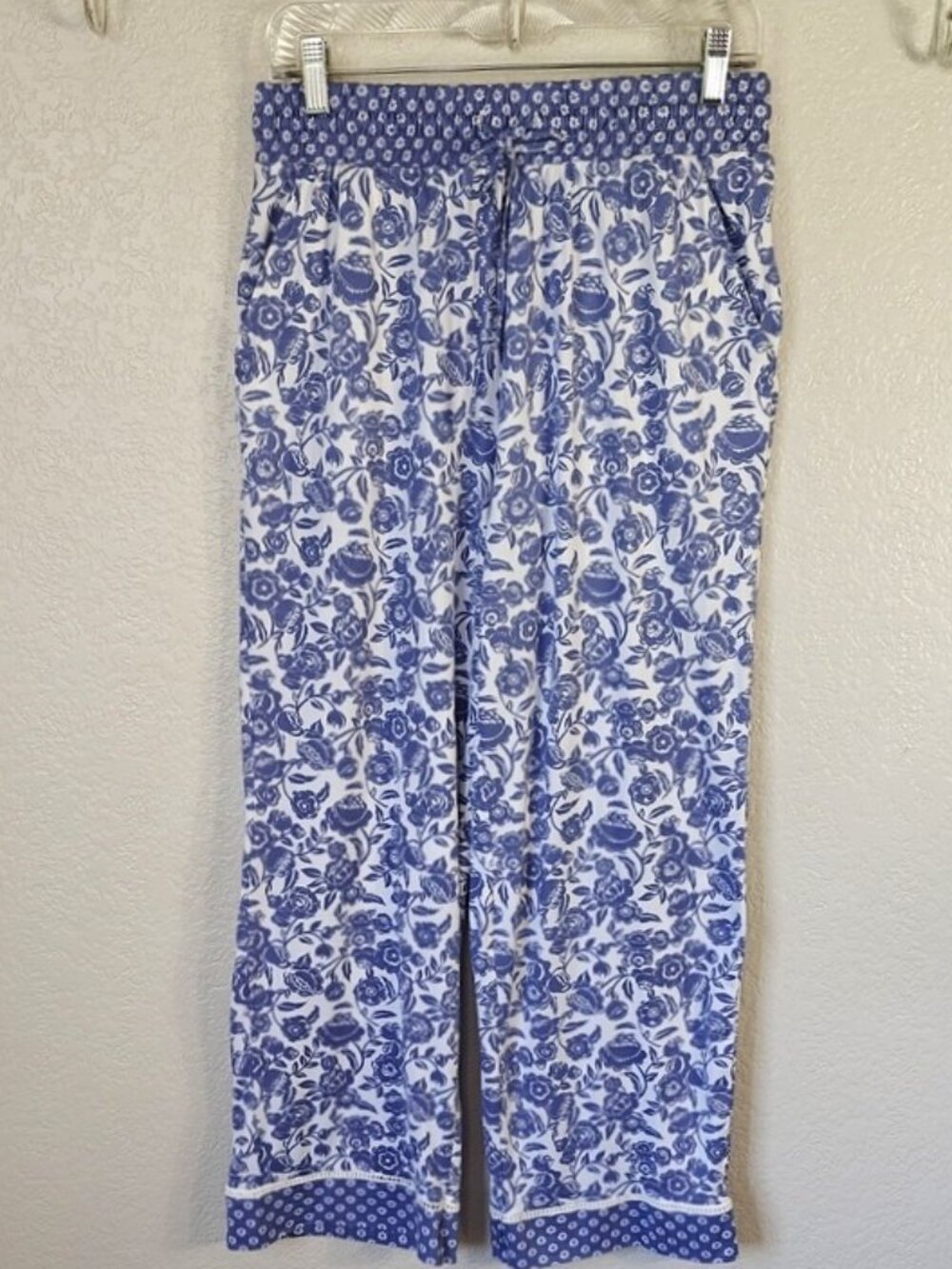 Vera Bradley Size M Pajama Set Blue & White Floral Short Sleeves Pants Pockets - Picture 4 of 8
